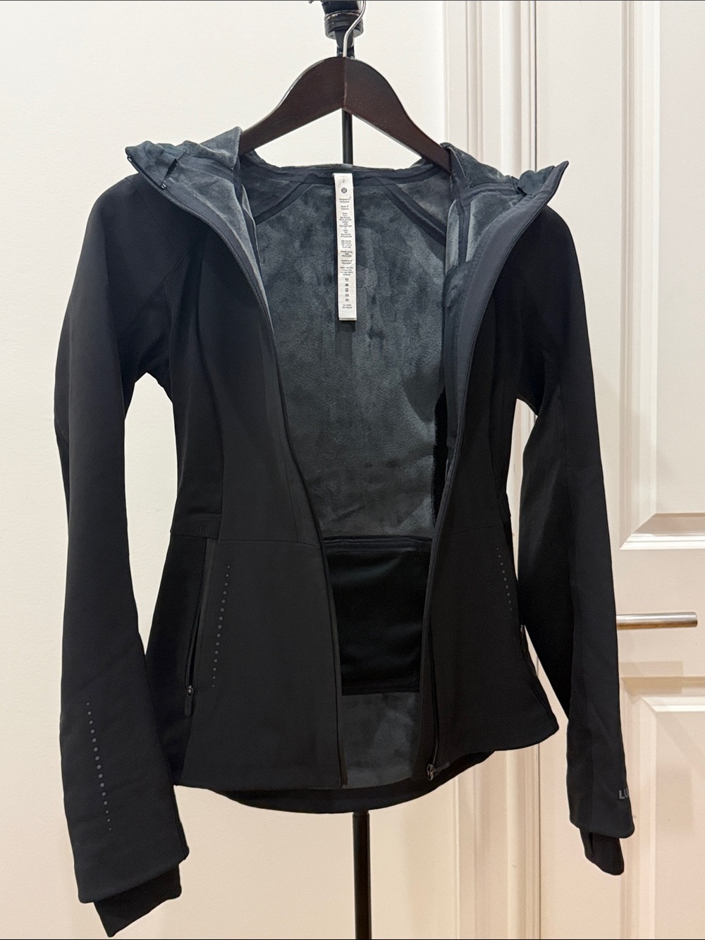 lululemon athletica “Cross Chill Performance” Black Jacket with Hood - Picture 15 of 16